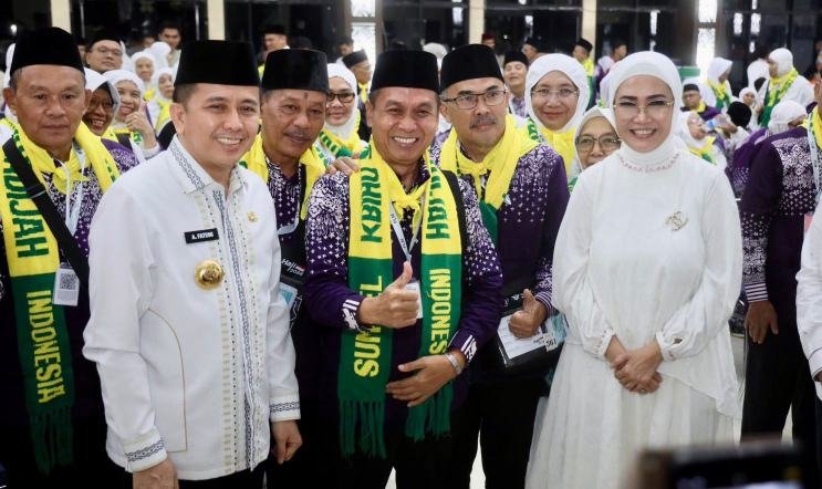 Pj Gubernur Agus Fatoni Lepas Keberangkatan 445 JCH Kloter Pertama Embarkasi Palembang