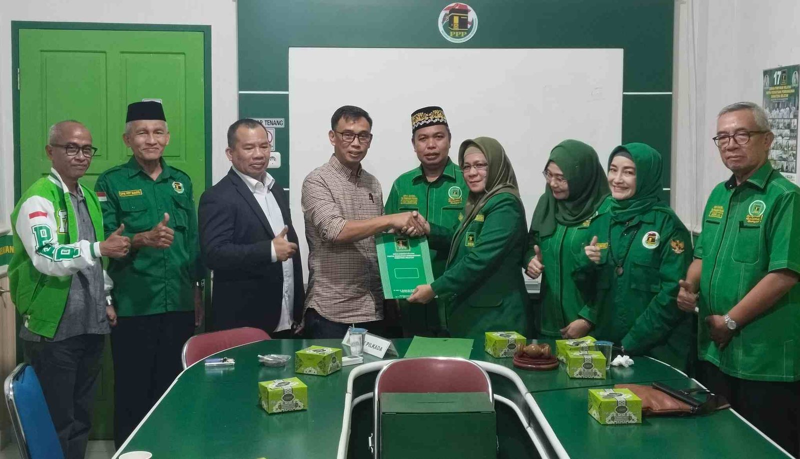 Alfarenzi Panggarbesi, kuasa dari Bakal Calon Gubernur Sumatera Selatan Herman Deru secara resmi mengambil formulir pendaftaran di Kantor DPW PPP.