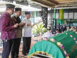 Ketua FORPESS Muba Tutup Usia, Sekda Apriyadi Salat dan Antar Jenazah ke Pemakaman