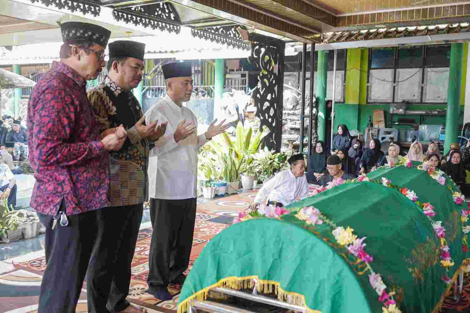 Ketua FORPESS Muba Tutup Usia, Sekda Apriyadi Salat dan Antar Jenazah ke Pemakaman
