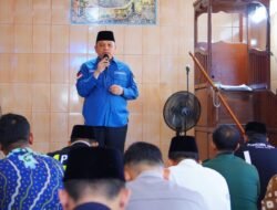 Pj Bupati Sandi Safari Jumat ke Masjid Baitussholihin Desa Senawar Jaya