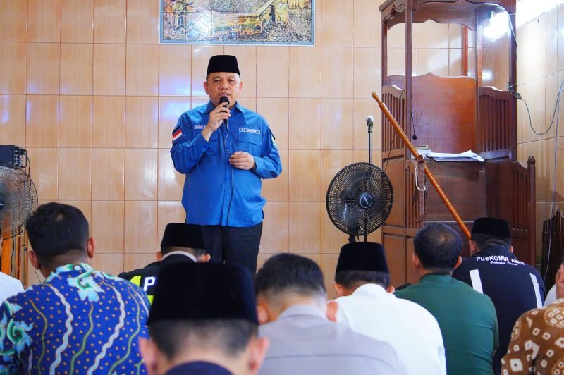Pj Bupati Sandi Safari Jumat ke Masjid Baitussholihin Desa Senawar Jaya