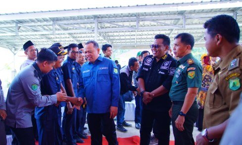 Kunker ke BayLen, Pj Bupati Sandi Beri Bantuan Warga