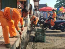 DLH Gotong Royong Bersihkan Pasar Perjuangan Sekayu