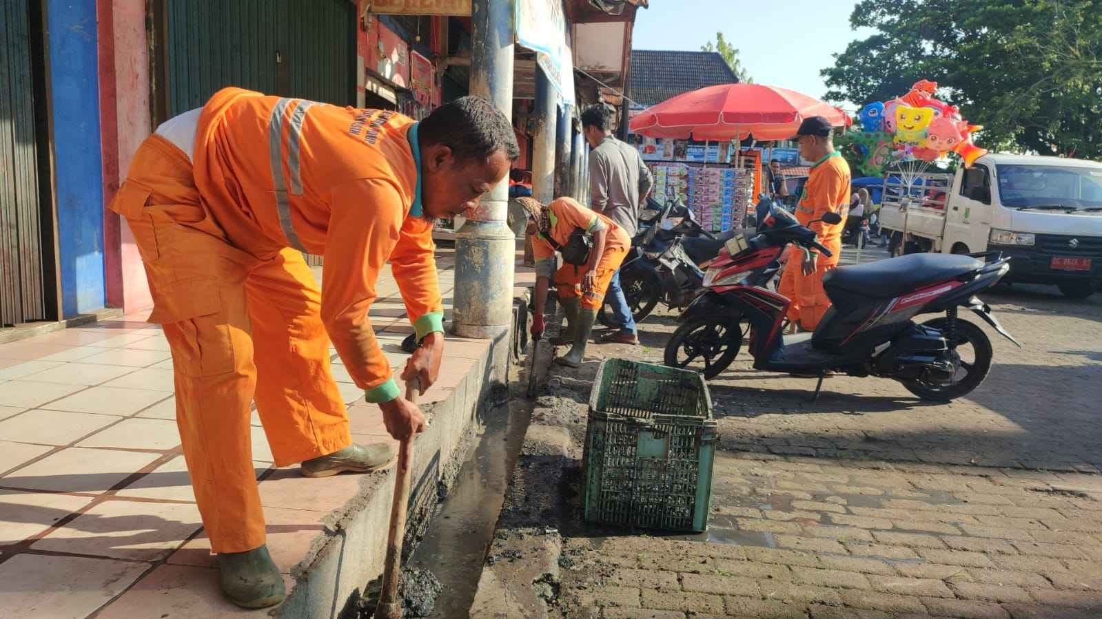 DLH Gotong Royong Bersihkan Pasar Perjuangan Sekayu