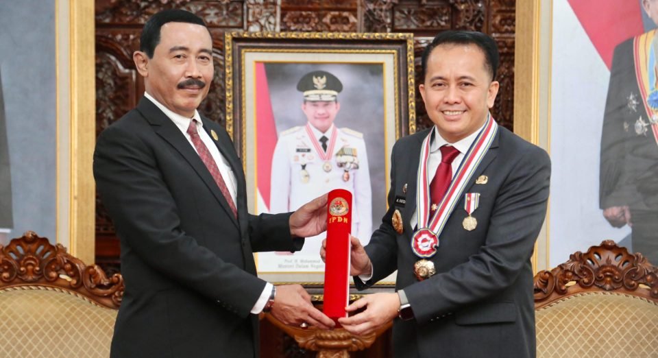 Apresiasi Kinerja dan Inovasi, Pj Gubernur Sumsel Agus Fatoni Terima Penghargaan dari IPDN