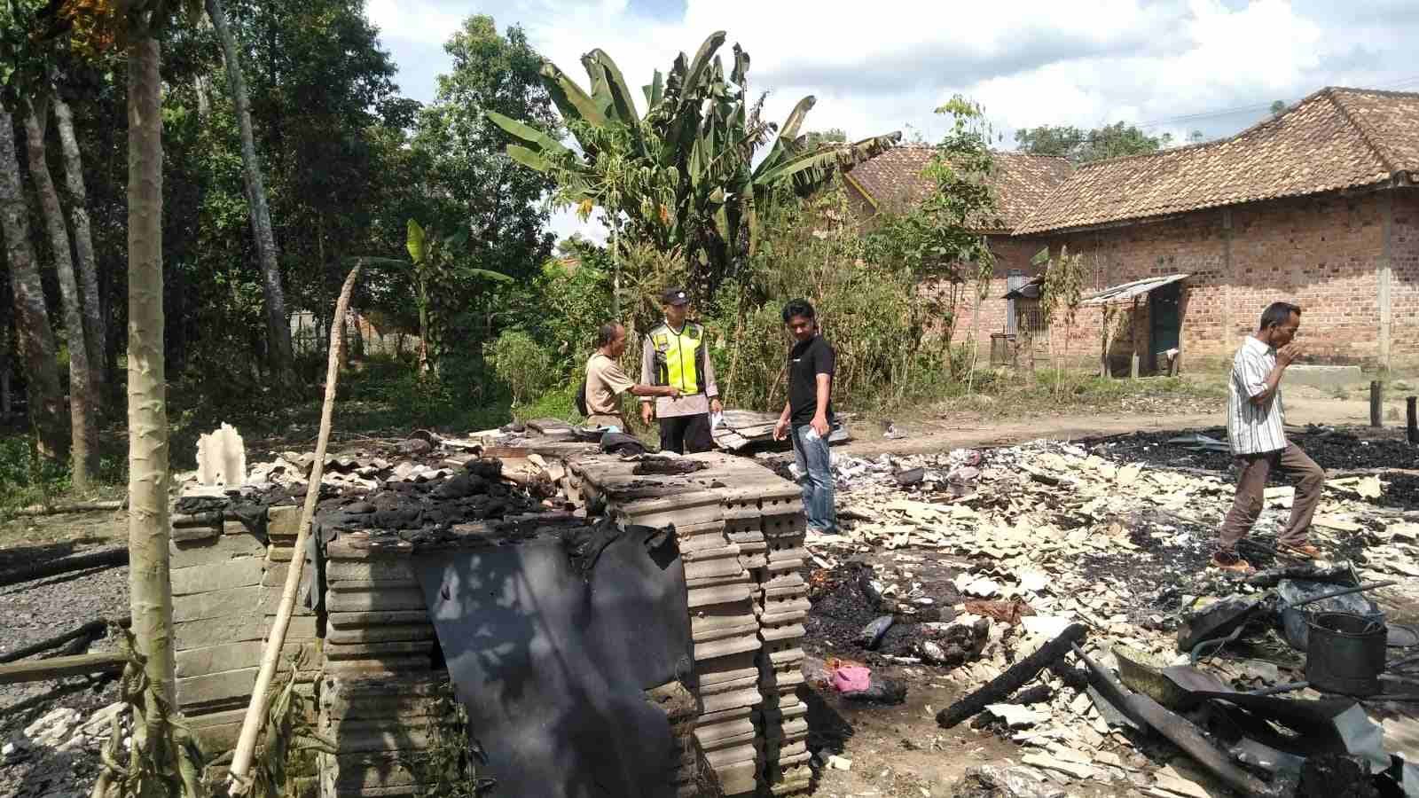 Kondisi rumah yang rata dengan tanah (Foto : Jerry)