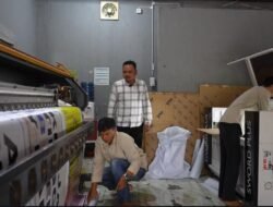Dibina Bukit Asam, Usaha Percetakan dan Konveksi Asal Desa Lingga Tembus Pasar Nasional