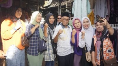 Demi Bisa Selfi Dengan Calon Bupatinya, Emak-emak di Pasar Serbu Pakde Slamet