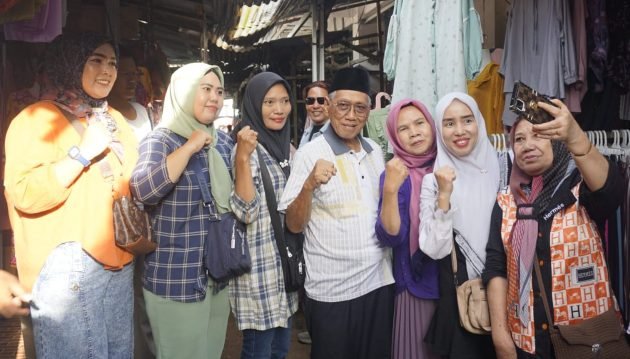 Emak-emak di pasar mega asri saat foto bersama pakde slamet