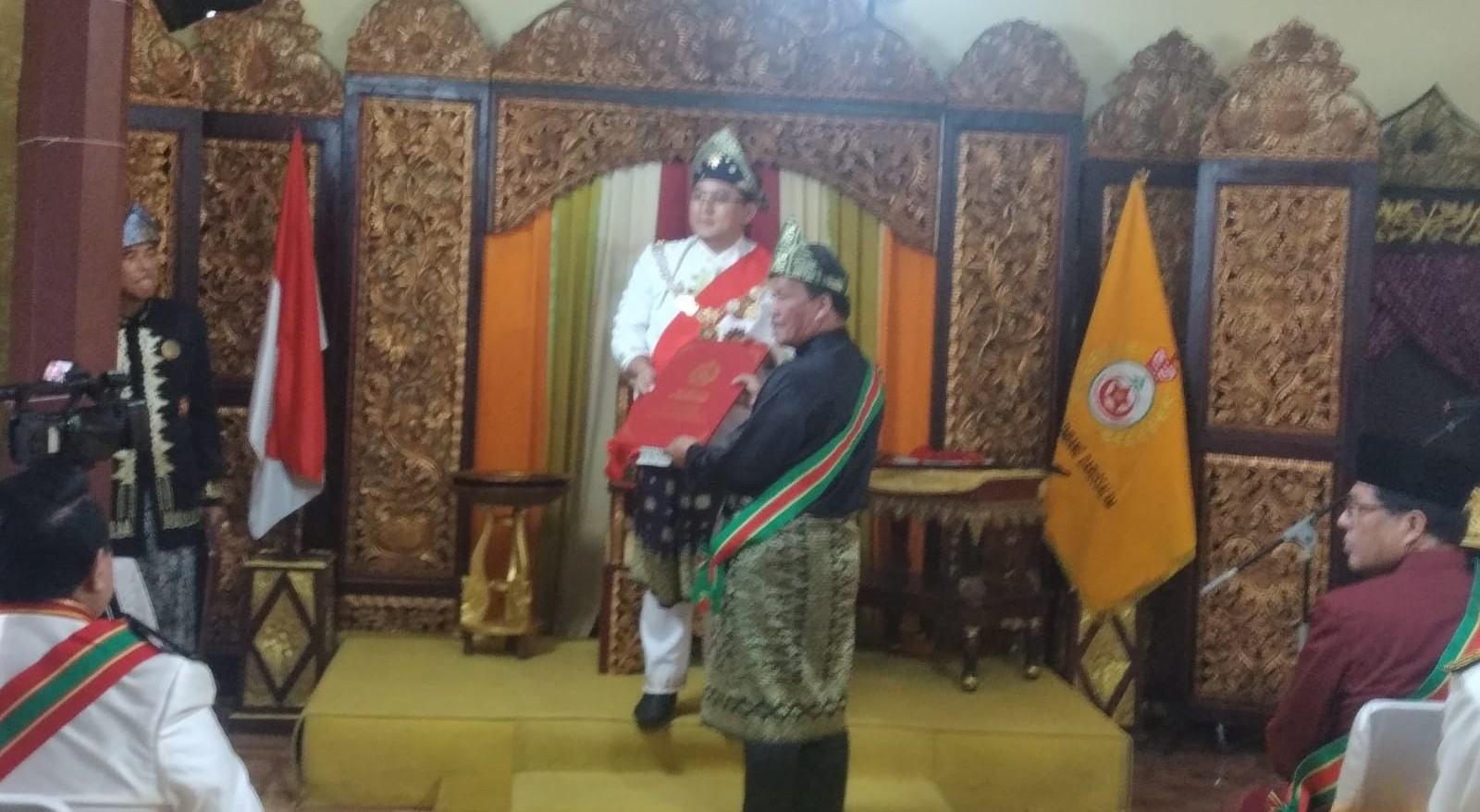 Sultan Palembang Darussalam Sultan Mahmud Badaruddin (SMB) IV Jaya Wikrama RM Fauwaz Diradja SH MKn kembali memberikan penghargaan berupa Darjah (Anugerah) Kehormatan kepada para tokoh dari luar negeri yaitu negara Malaysia dan Singapura  termasuk dari dalam negeri sendiri, di Balairung Istana Adat Kesultanan Palembang Darussalam, Jumat (24/5).