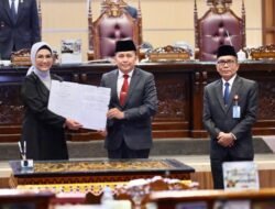 Pj Gubernur Agus Fatoni dan Ketua DPRD Sumsel Tandatangani Keputusan Bersama Persetujuan Tiga Raperda