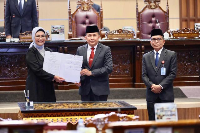 Pj Gubernur Agus Fatoni dan Ketua DPRD Sumsel Tandatangani Keputusan Bersama Persetujuan Tiga Raperda