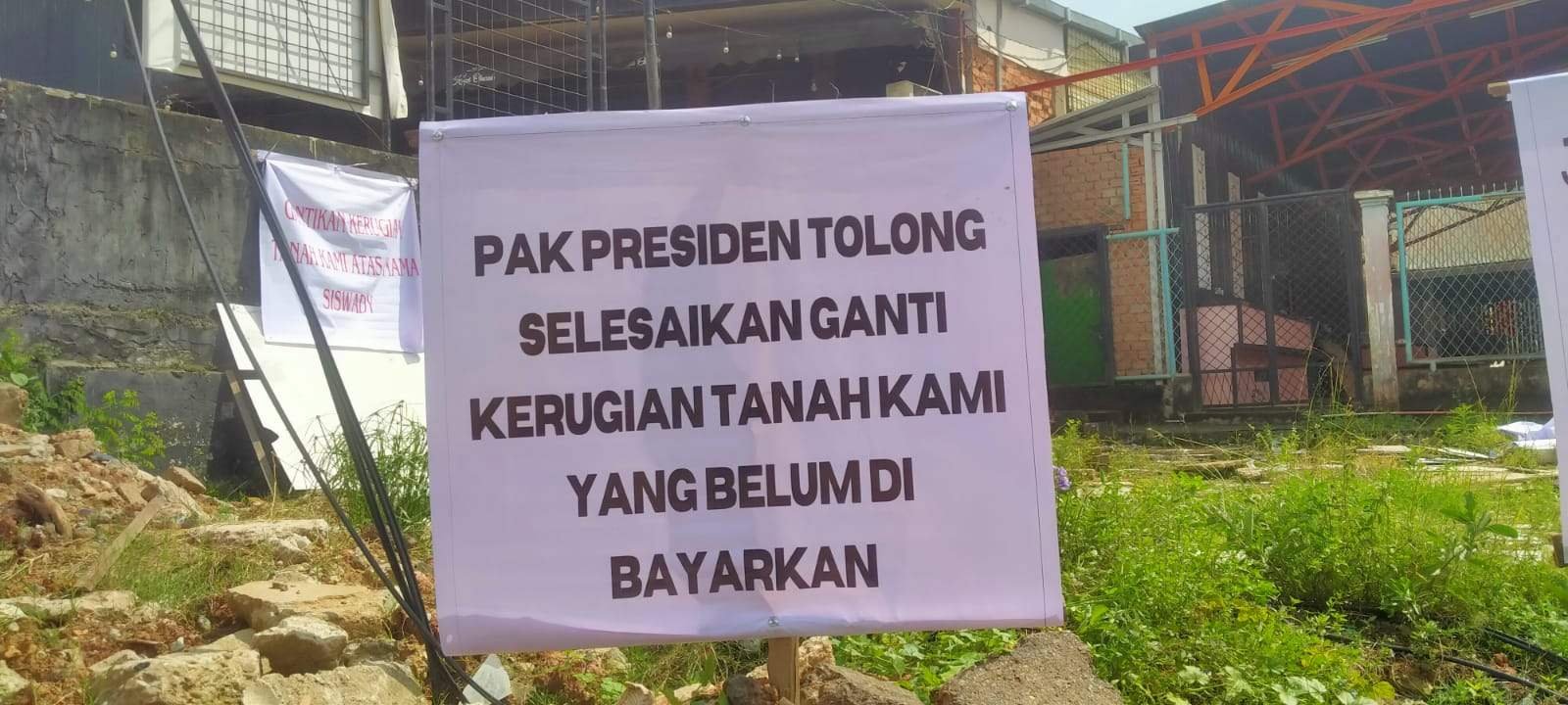 Muncul Spanduk "Pak Presiden Tolong Ganti Kerugian Tanah Kami" di Samping FO Sekip