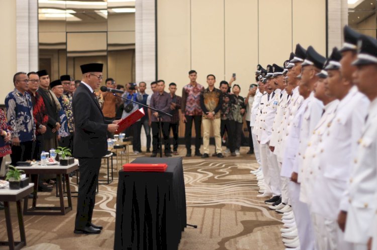 Bupati PALI Heri Amalindo saat mengukuhkan dan menyerahkan SK perpanjangan masa jabatan kades se Kabupaten PALI. (Handout)