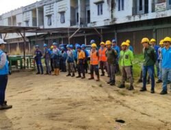 Jaga Keandalan Listrik Jelang Idul Adha, PLN Kota Baru Lakukan Pembersihan dan Pemeliharaan Konstruksi Jaringan Distribusi