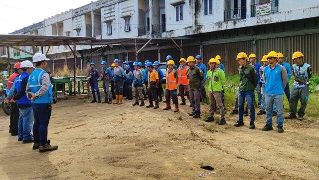 Jaga Keandalan Listrik Jelang Idul Adha, PLN Kota Baru Lakukan Pembersihan dan Pemeliharaan Konstruksi Jaringan Distribusi