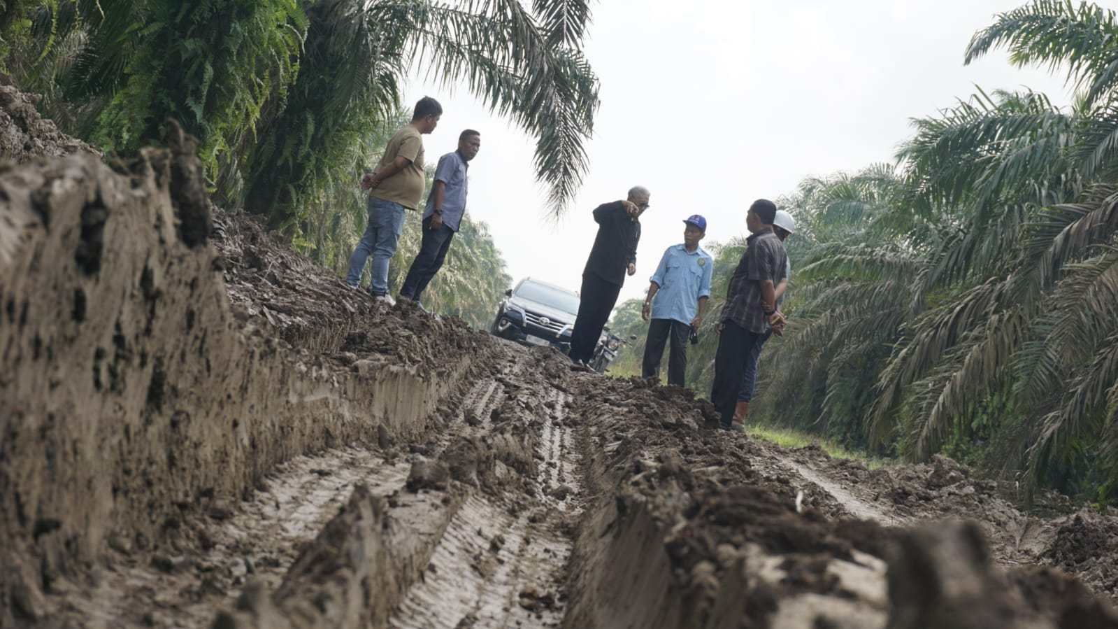 Pakde Slamet Akan Timbun Jalan Rusak di Air Saleh