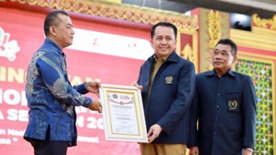 Pj Gubernur Agus Fatoni Terima Piagam dan Jas Kehormatan PWI Pusat pada Puncak HPN PWI Sumsel Tahun 2024