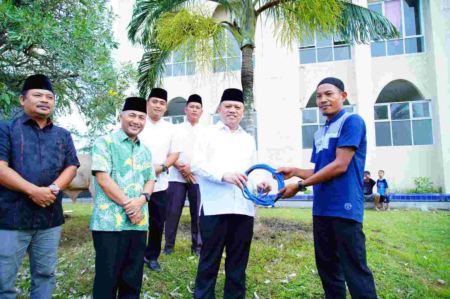 Jelang Hari Raya Idul Adha 1445 H, Pemkab Muba Serahkan Bantuan Hewan Kurban