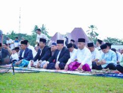Bersama Masyarakat Muba, Pj Bupati Sandi Fahlepi Sekeluarga Sholat di Lapangan Rumdin