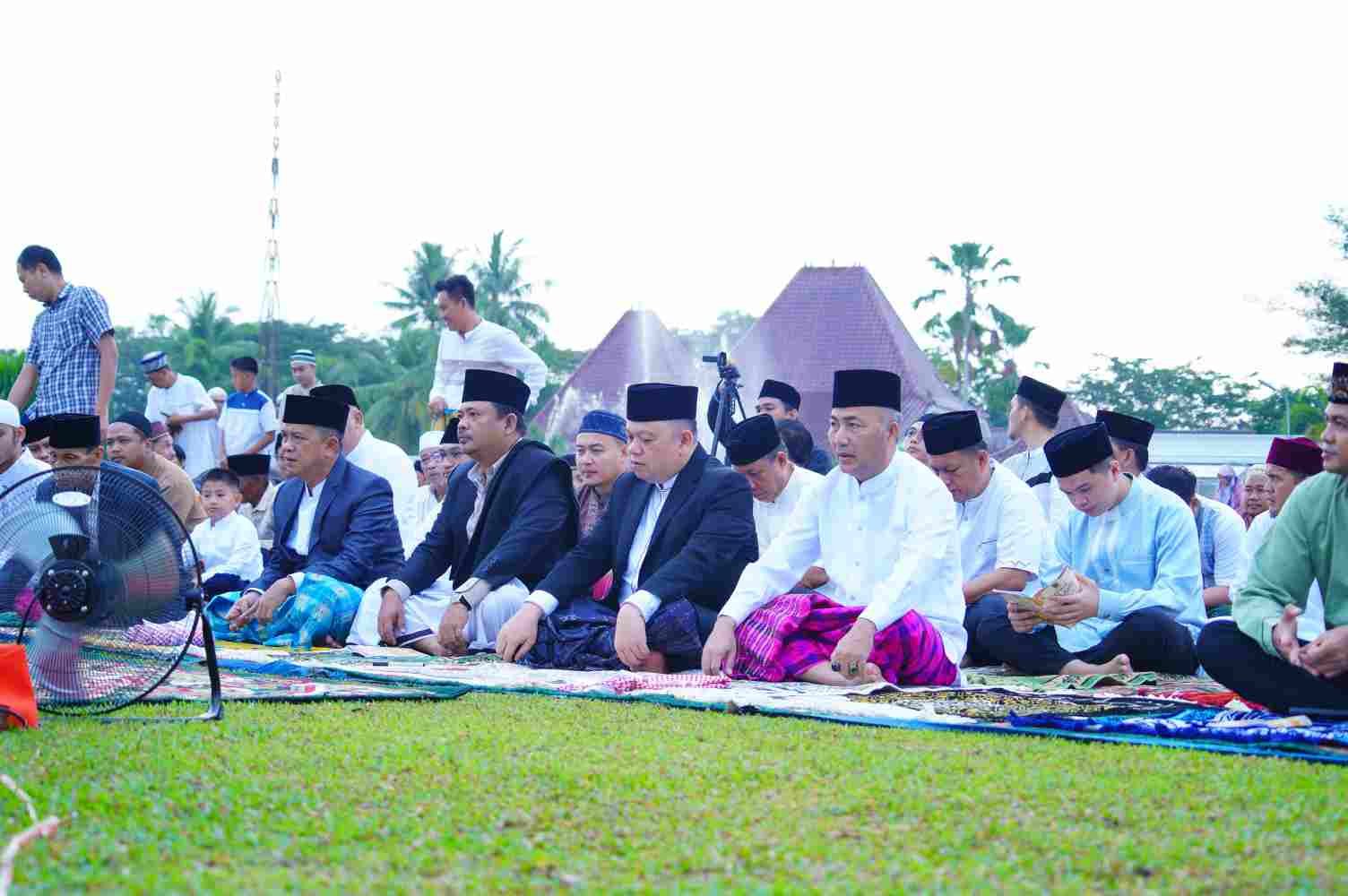 Bersama Masyarakat Muba, Pj Bupati Sandi Fahlepi Sekeluarga Sholat di Lapangan Rumdin