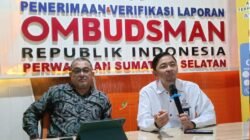 Kepala Ombudsman Republik Indonesia perwakilan Sumatera Selatan M.Adrian di dampingi Indraza Marzuki Rais anggota Ombudsman RI saat konfrensi pers