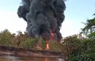 Sumur Bor Ilegal yang Mencemari Sungai Parung Terbakar
