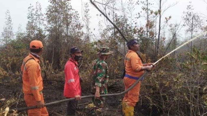 Tim gabungan saat melakukan pemadaman api sisa karhutbunla yang terjadi di Dusun Setia Harapan Desa Sungai Rengit Kecamatan Talang Kelapa Banyuasin, Kamis (4/7/2024).