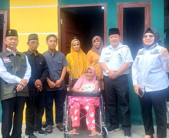 Terima Kunci Bedah Rumah dari Baznas Palembang, Nek Sahidah Terharu