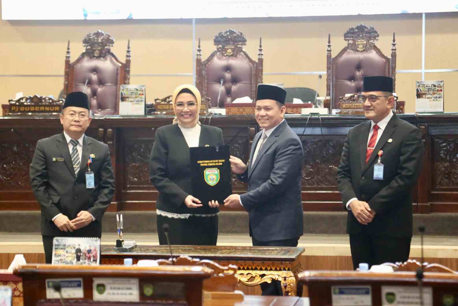 Pj Gubernur dan Ketua DPRD Sumsel Tandatangani Keputusan Bersama Raperda Pertanggungjawaban Pelaksanaan APBD Sumsel TA 2023 Menjadi Perda