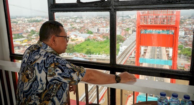 Pj Walikota Palembang Ucok Abdulrauf Damenta saat meninjau perbaikan Tower Ampera/handout