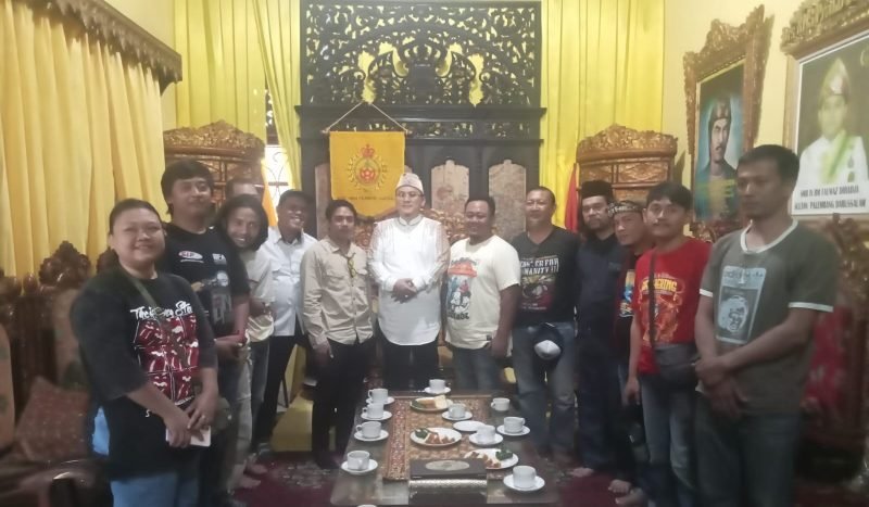 Usai melaksanakan peringatan satu dekade berdirinya Scooter Bajaj Indonesia (SBI),di Cafe Utopia di Jalan Pom IX, Kampus Palembang, Jumat (12/7) lalu dan sebelum pulang kedaerahnya masing-masing para pecinta dan pengguna scooter merk Bajaj, Senin (15/7) melakukan silaturahmi ke istana adat Kesultanan Palembang Darussalam di Jalan Sultan M Mansyur, Kecamatan IB II Palembang.