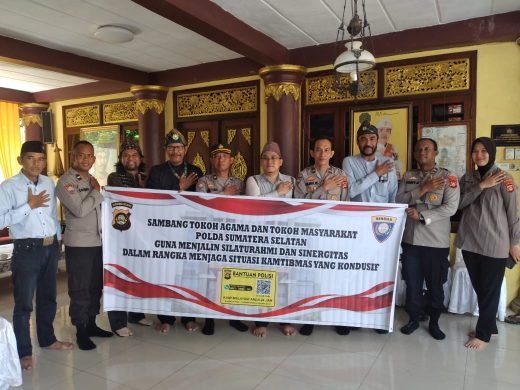 Pihak Direktorat Binmas Polda Sumsel di pimpin Analisis Kebijakan Pertama Subdit Bintibsos Binmas Polda Sumsel Kompol Helmi Yunus Ssos dan jajaran bersilaturahmi ke istana adat Kesultanan Palembang Darussalam di Jalan Sultan M Mansyur, Kecamatan IB II Palembang, Selasa (23/7).