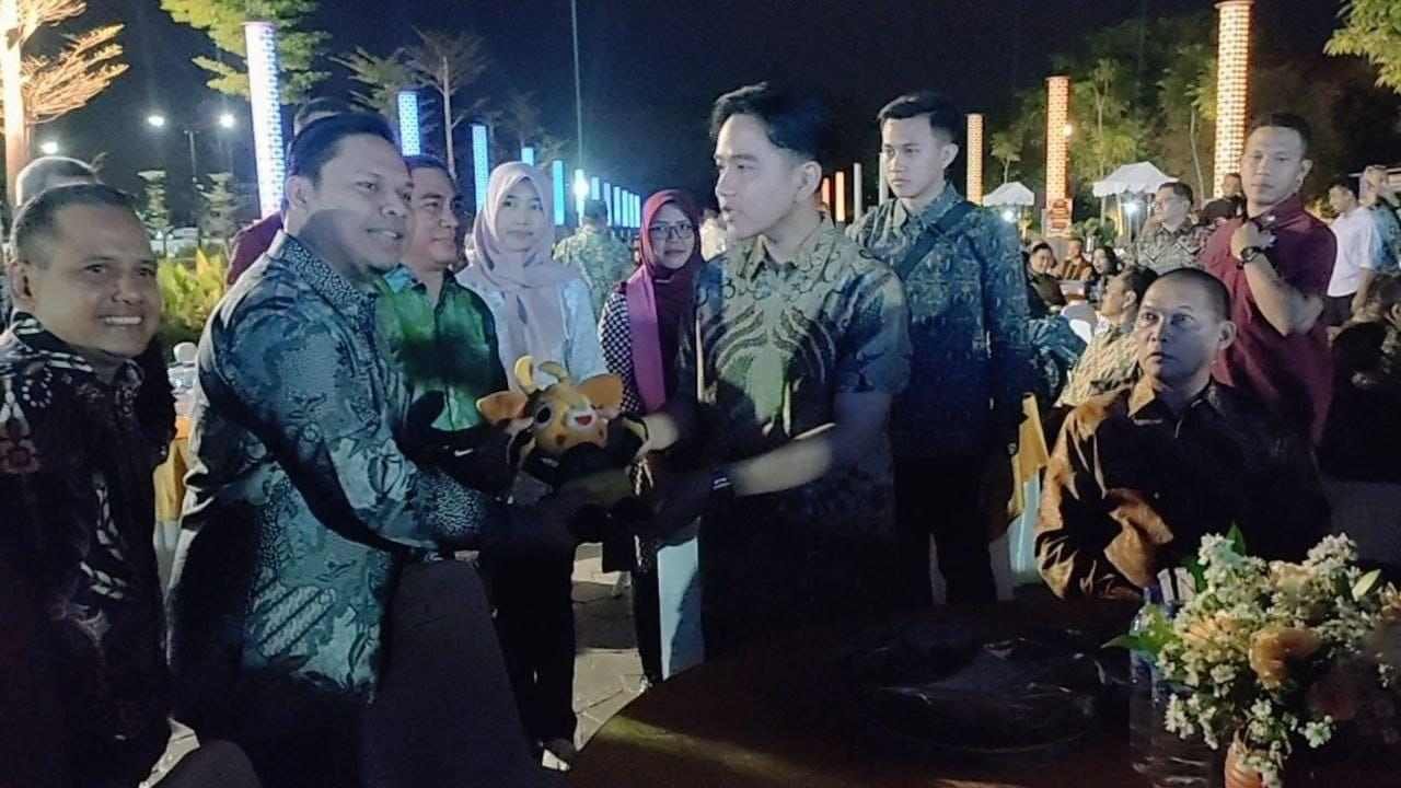 PWI Kalsel saat menyerahkan undangan kepada Wapres terpilih Gibran Rakabuming Raka