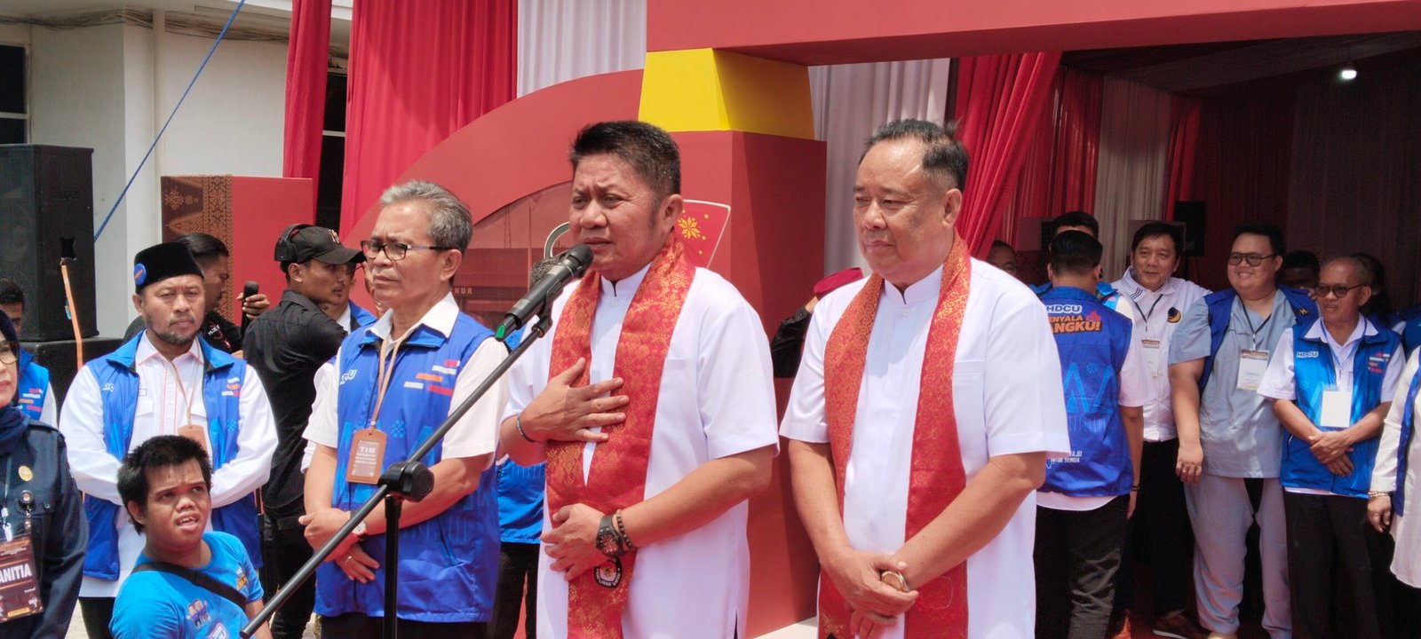 Herman Seru dan Cik Ujang saat preskon dengan awak media di KPU Sumsel