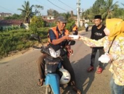 Jumat Berkah, Tiktoker Mang Diegol Bagikan Ratusan Sarapan Gratis