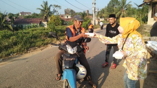 Jumat Berkah, Tiktoker Mang Diegol Bagikan Ratusan Sarapan Gratis