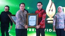 Pusri Raih Penghargaan Platinum Pada TJSL dan CSR Award 2024