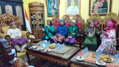 Silaturahmi Ke Istana Adat Kesultanan Palembang Darussalam, Pengurus Srikandi TP Sriwijaya Kagumi Al Quran Tintas Emas