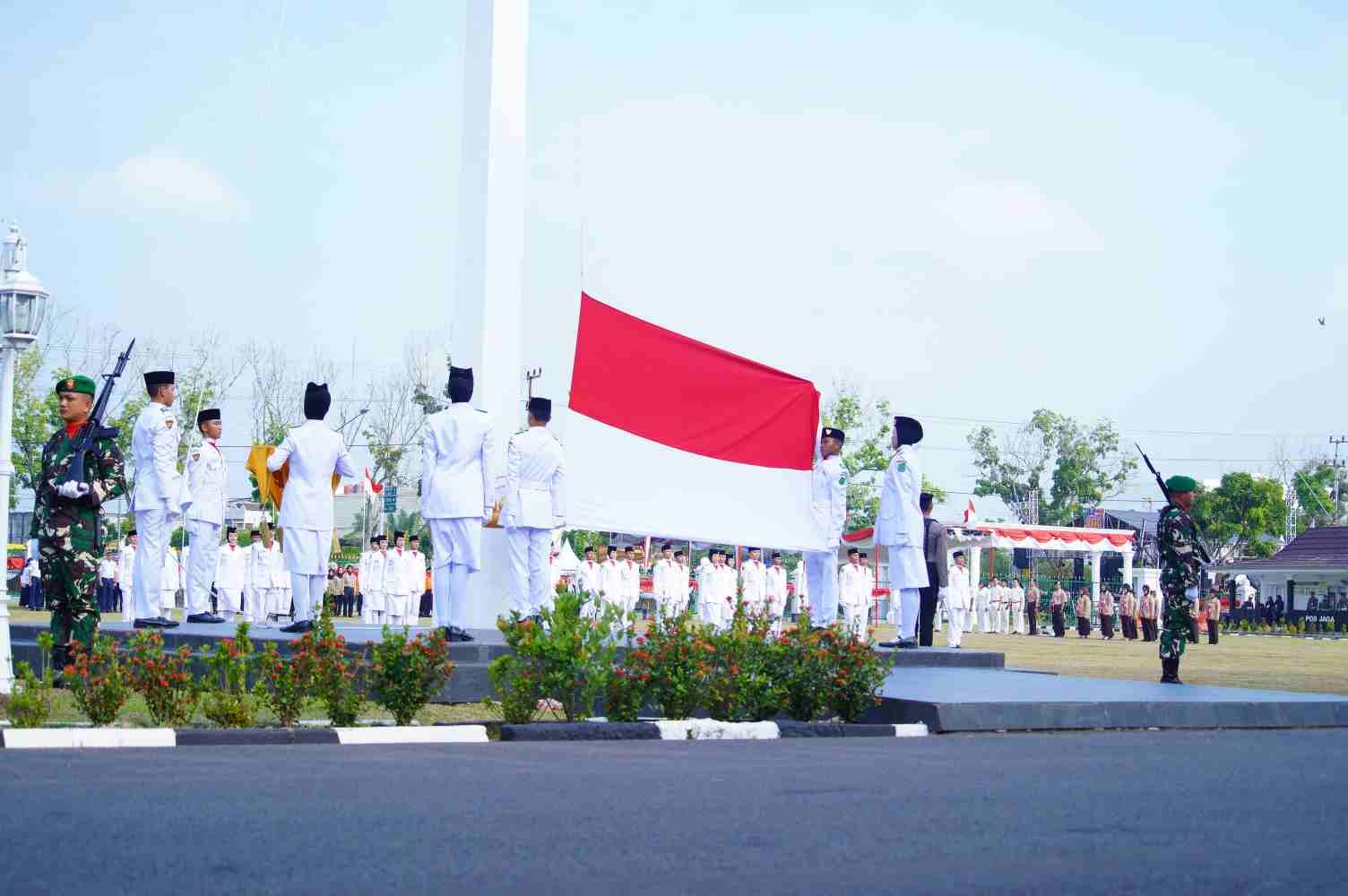 Berjalan Dengan Khidmat, 75 Paskibraka Sukses Pukau Peserta Upacara
