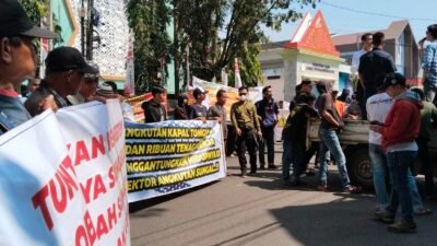 Ratusan Massa Desak Pemprov Sumsel Buka Kembali Akses Sungai Lalan