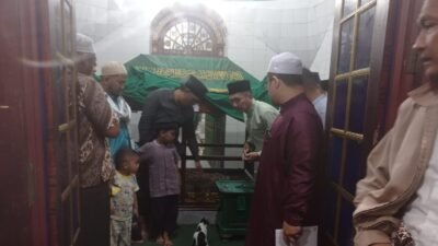 Ratu Dewa Sholat Isya' Bersama Masyarakat Sekitar Masjid Kiai Muara Ogan