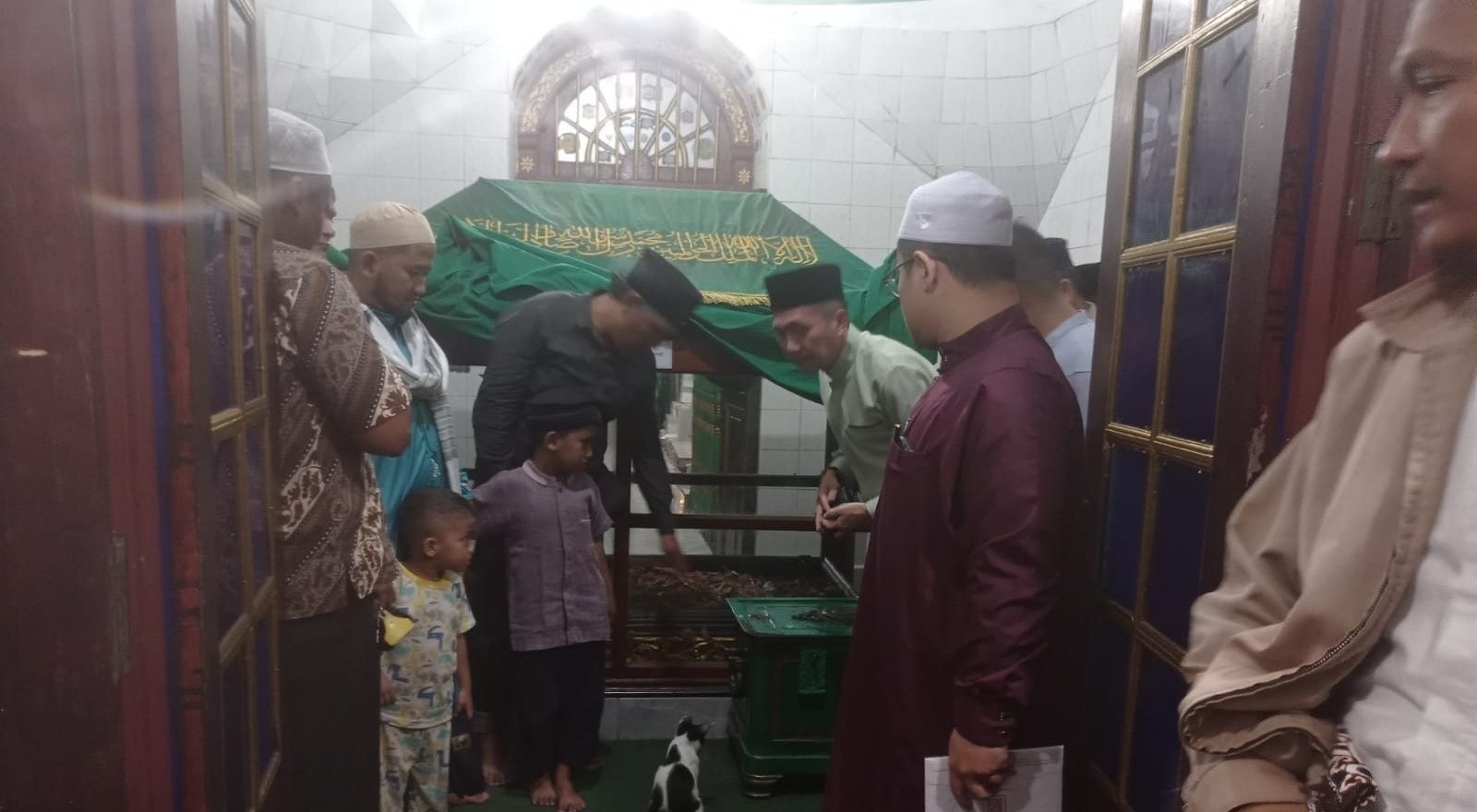Ratu Dewa Sholat Isya' Bersama Masyarakat Sekitar Masjid Kiai Muara Ogan