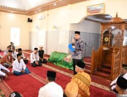 Pj. Bupati Sholat Jumat di Desa Pelajau