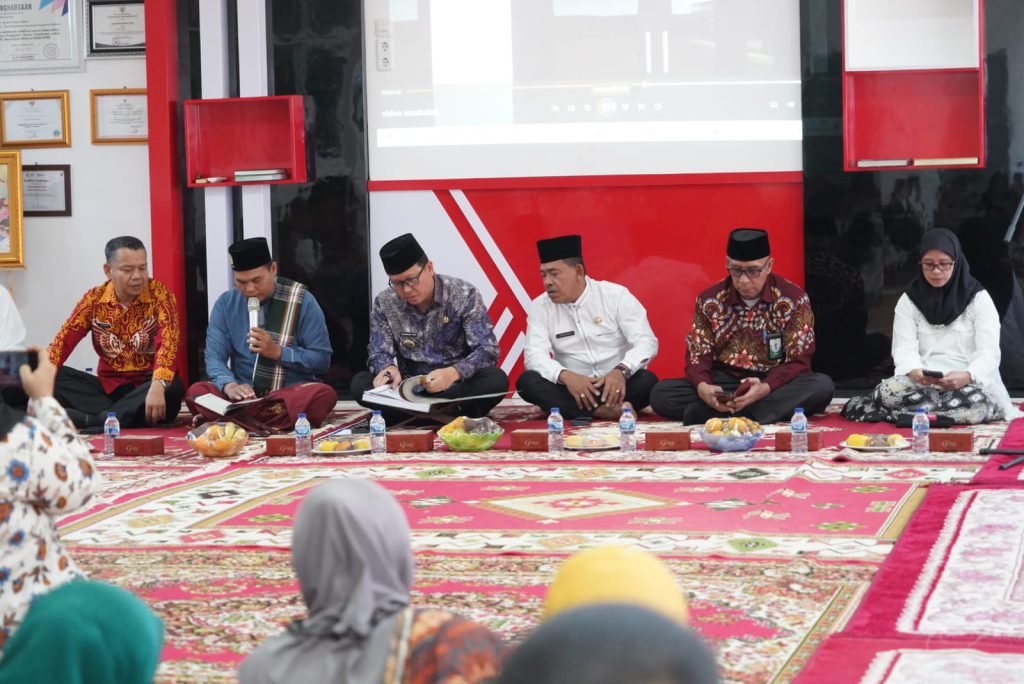 Penjabat Bupati Banyuasin Muhammad Farid saat menghadiri Khataman Al-Quran, Peletakan Batu Pertama Pengembangan dan peresmian nama mushola raudhatul Hakim Dinas Kesehatan Banyuasin, Jumat (30/08).