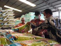 Pastikan Stok Beras, Pj. Bupati Banyuasin Tinjau Gudang Pabrik Pangan Beras Buyung Gasing