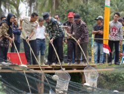 Muhammad Farid Menyerahkan Bantuan Excavator Dan Panen Ikan Patin Desa Sungai Rengit