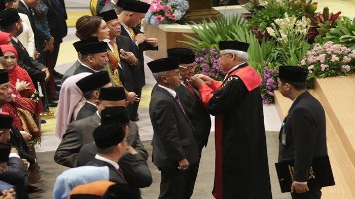 Sebanyak 74 dari total 75 anggota DPRD Sumatera Selatan (Sumsel) masa jabatan 2024-2029, melakukan pengucapan sumpah/janji dalam sidang Paripurna DPRD Sumsel, Selasa (24/9/2024).