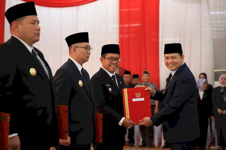 Pj Gubernur Sumsel, Elen Setiadi saat menyerahkan SK penunjukkan Pjs dan Plt Bupati